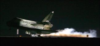 spaceshuttle_discovery_lands_20050809.jpg